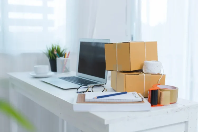 Anúncios online listato Escritório embalando produtos de vendas
